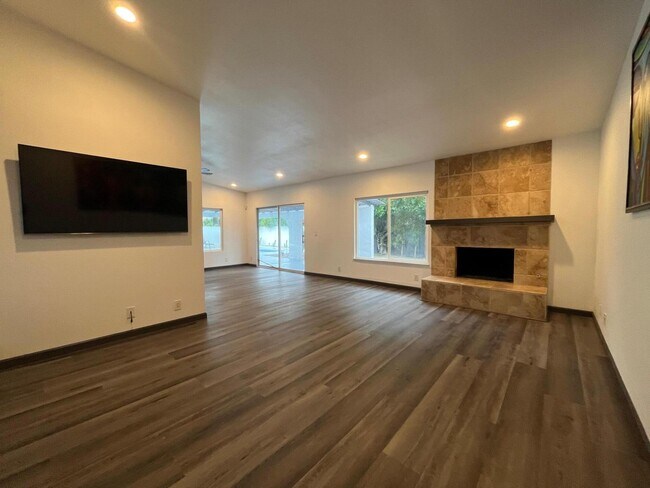 Building Photo - 1233 E Via Escuela