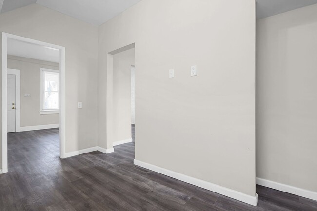 Building Photo - Updated 3 Bed Home