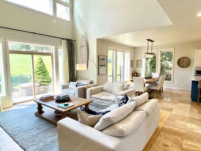 Building Photo - Stunning High-End Home on the 17th Hole at...