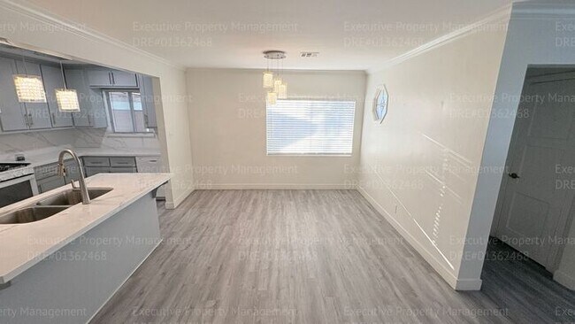 Building Photo - 3 Bedroom 2 bathroom house located near the Kern Medical Hospital, East Bakersfield High, and a s...