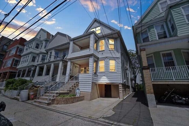 Building Photo - 93 W 17th St