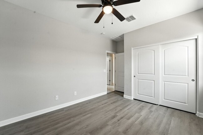Building Photo - Welcome to this stunning 3-bedroom, 2-bath...