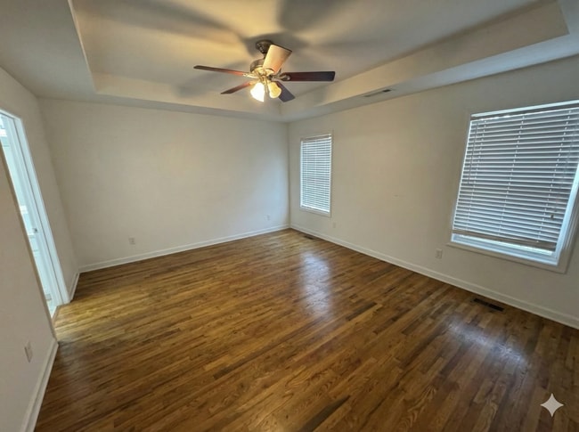 Building Photo - 4 Bedroom Downtown Beauty!