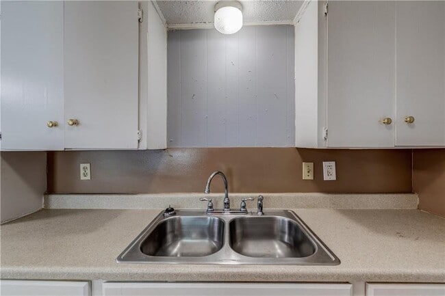 Building Photo - 1006 Fiesta St