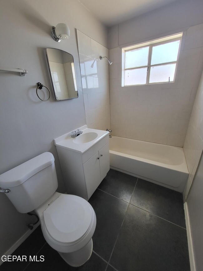 Building Photo - 1421 St Johns Dr