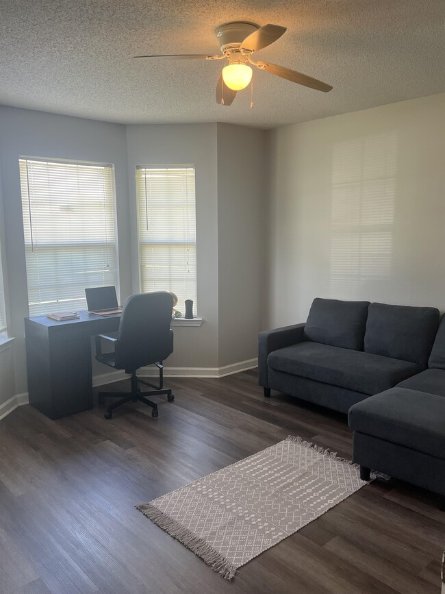 Building Photo - 822 Waterfield Dr