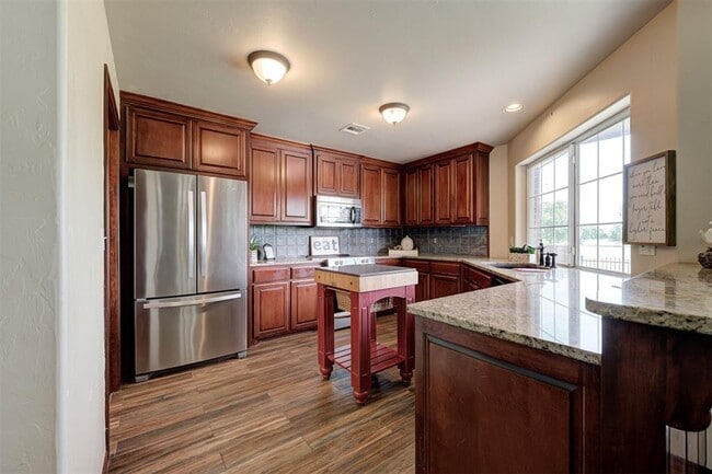 Building Photo - 1920 Fairway Dr