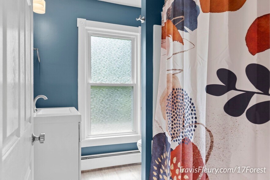 Full Bathroom - 17 Forest St