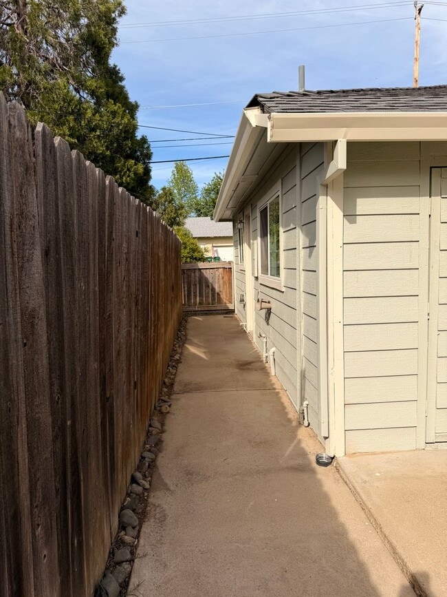 Building Photo - 3346 Stingy Ln