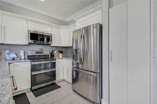 Building Photo - 6047 Seminole Gardens Cir