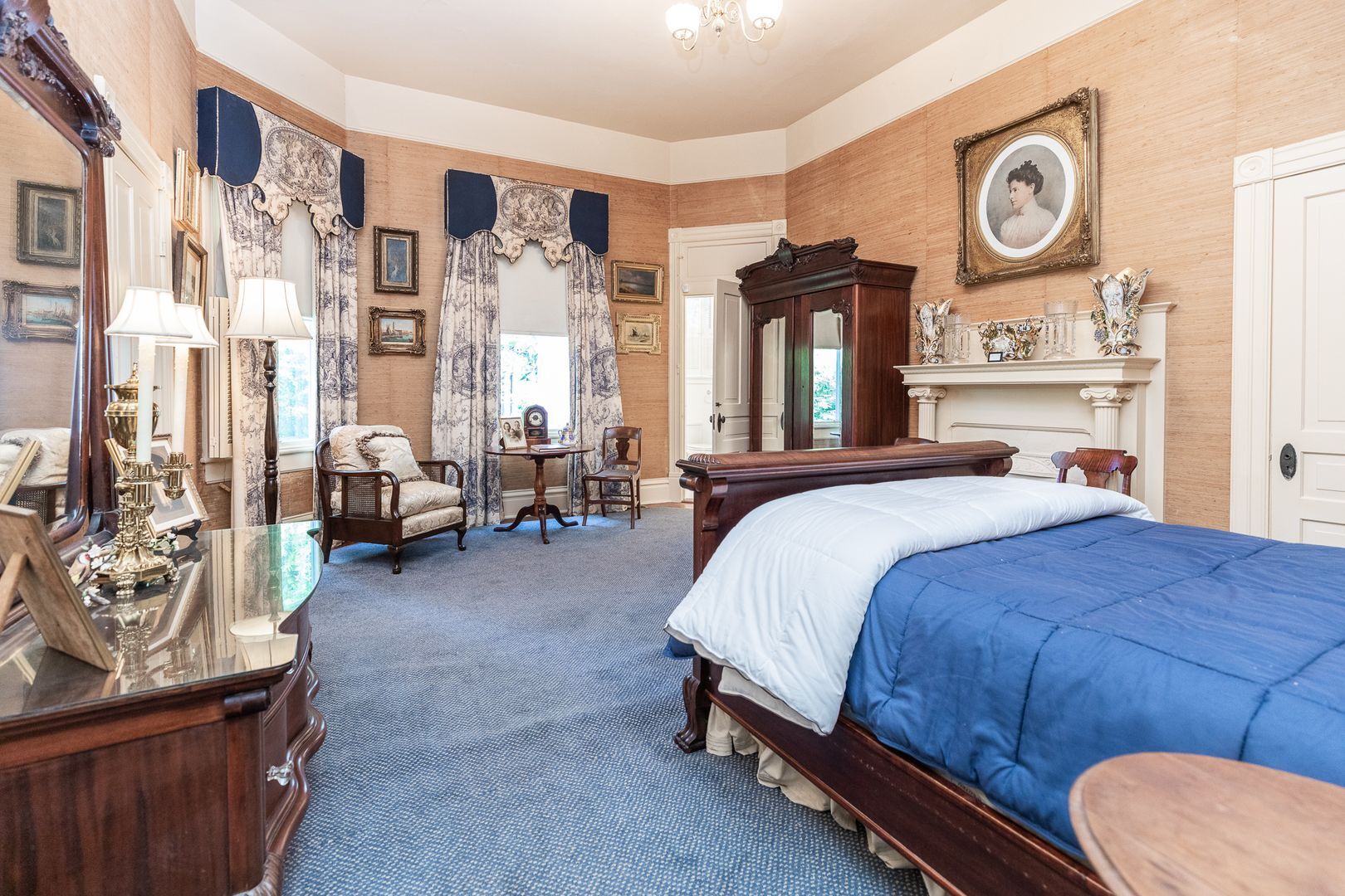 Building Photo - RESIDENTIAL/COMMERCIAL RENTAL - Charming historic home located downtown Opelika! (*Partially Furn...