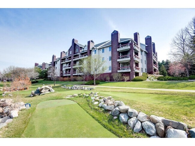 Building Photo - Edina Condo, Vaulted Ceilings, All New Carpet and Paint, In Unit Laundry, Garage Parking, One Mon...