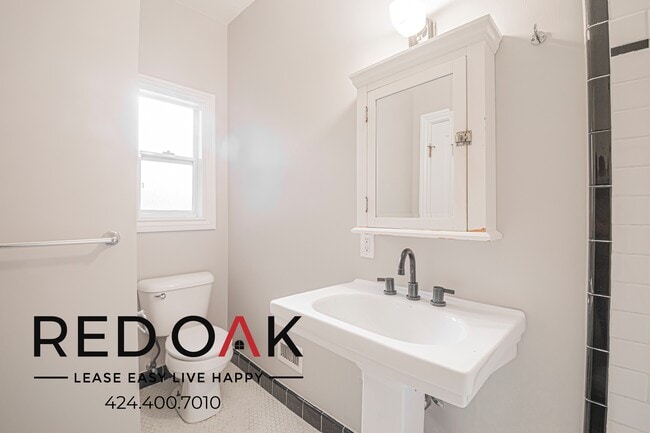 Building Photo - 109 S Sycamore Ave