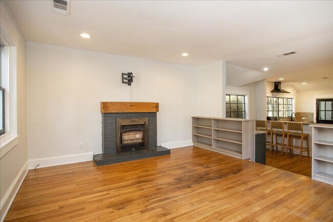 Building Photo - Beautifully Renovated 2/1 in Desirable Gra...