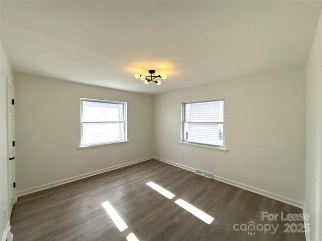 Building Photo - 1928 Russell Ave