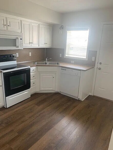 Kitchen - 101 W 19th Ave