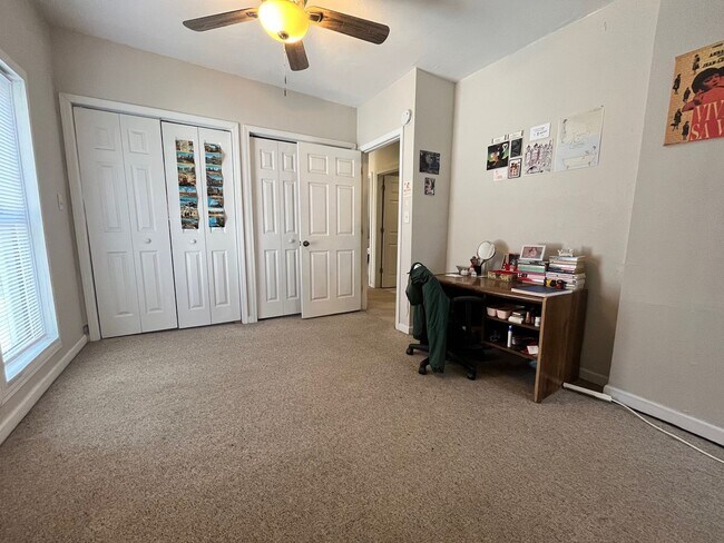 Building Photo - Beautiful Home Close to Campus