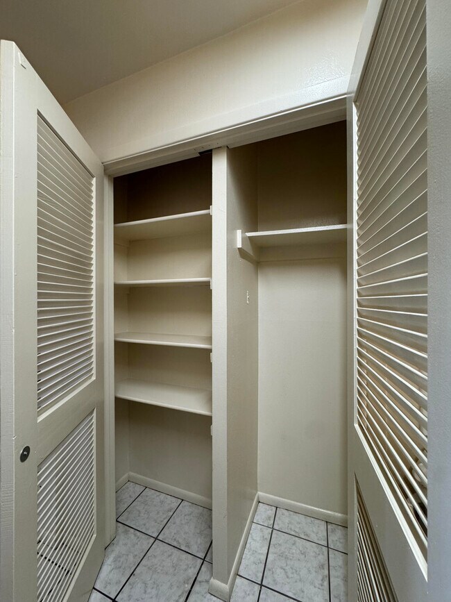 Building Photo - 206 Princeton Dr SE