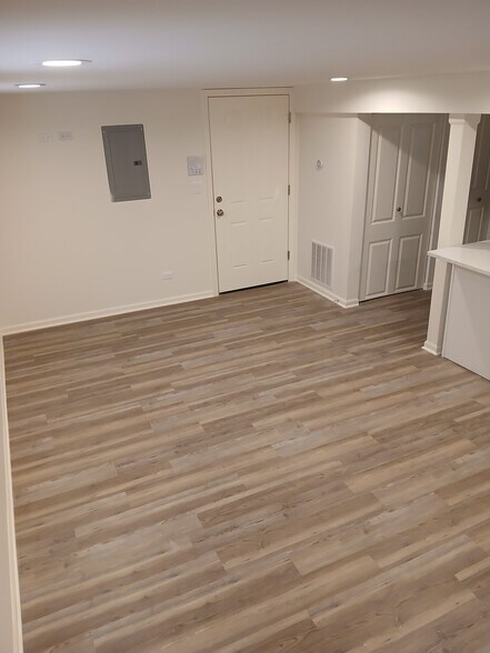 Large bright living room - 2221 W Winnemac Ave