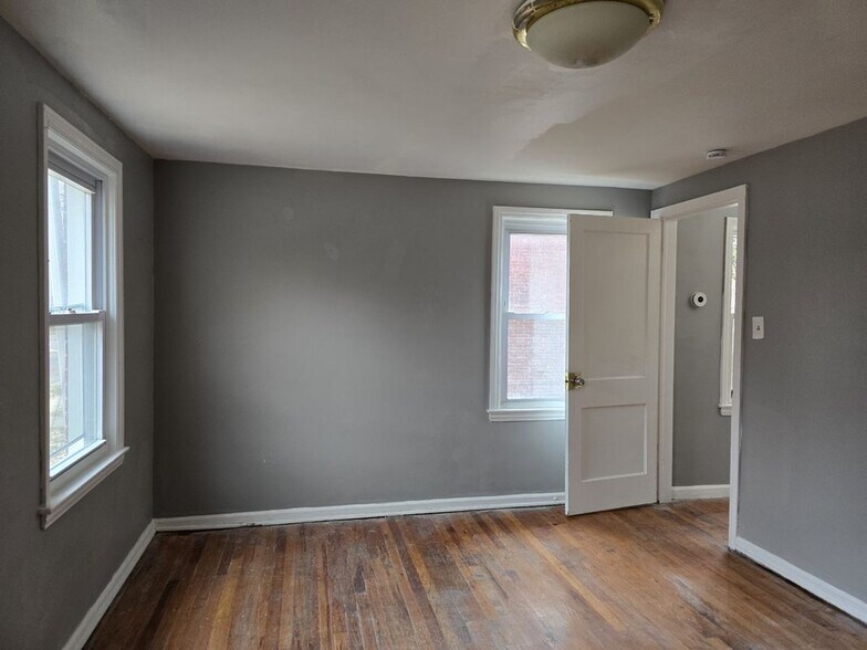 Building Photo - 8239 Manor