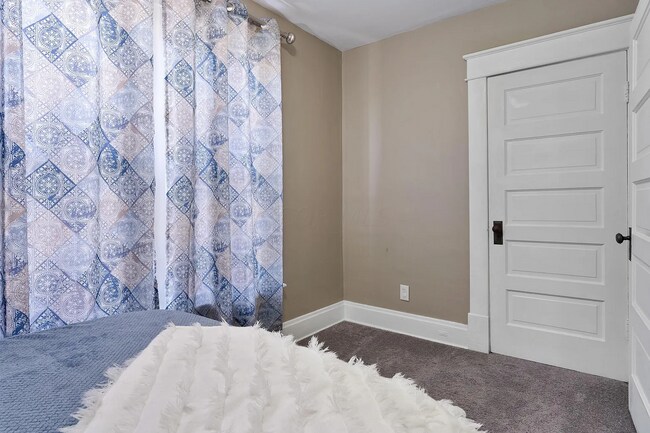 Building Photo - 477 E Gates St