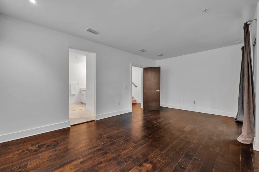 Two primary-sized suites with en-suite bathrooms - 438 W Swoope Ave