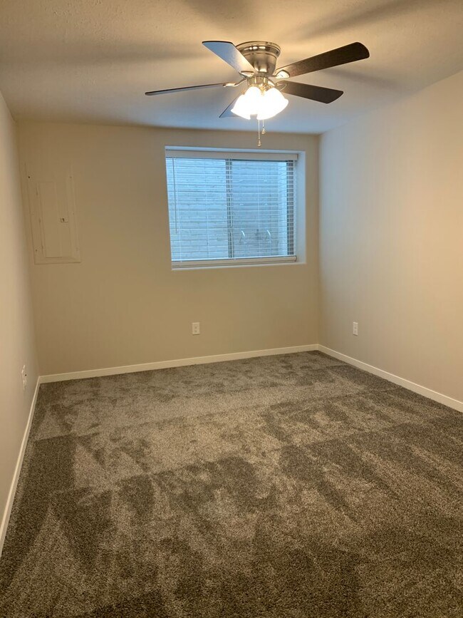 Building Photo - Zero entry ranch townhome with 2 stall garage. Spacious 2 bedrooms with walk in closets, 2.5 bath...