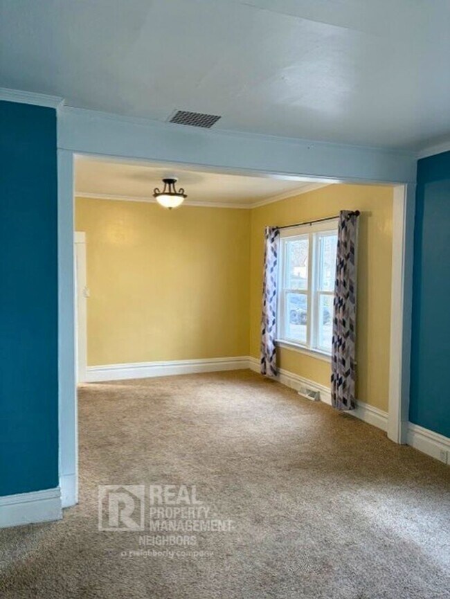 Building Photo - Welcome to Spacious 4 Bedroom, 1 Bathroom Holland Home