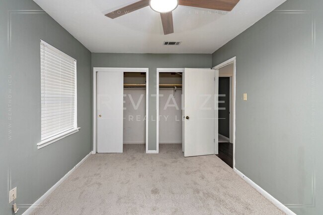 Building Photo - 3/2 Brick Home with Sunroom, Deck, and Car...
