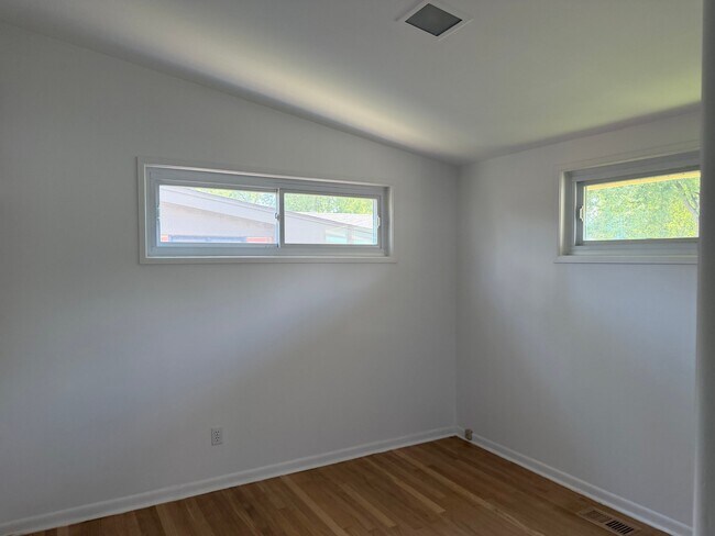 Building Photo - 878 Brooklawn Dr