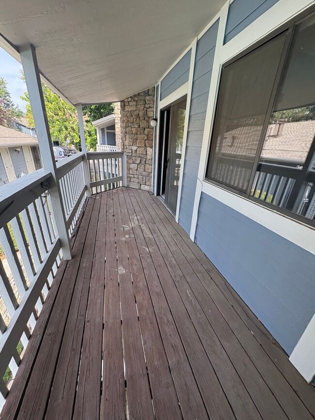 Building Photo - 1 - Bedroom / 1-Bath Penthouse Unit with I...