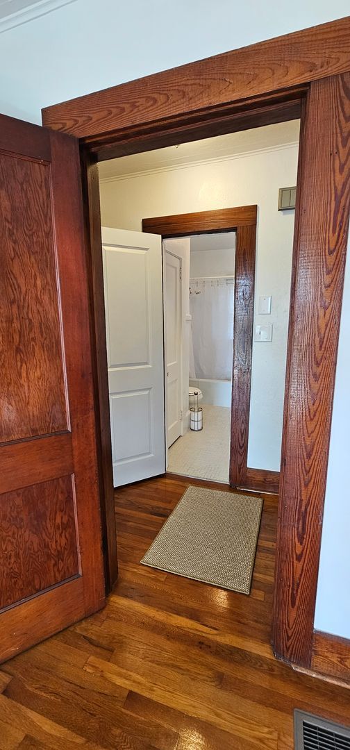 Building Photo - Lovely in Milner