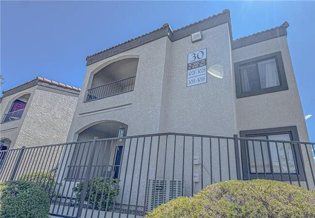 Building Photo - 950 Seven Hills Dr