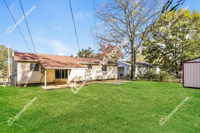 Building Photo - Beautifully Renovated 3 Bedroom 1.5 Bath -...