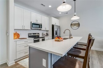 Building Photo - 160 School St