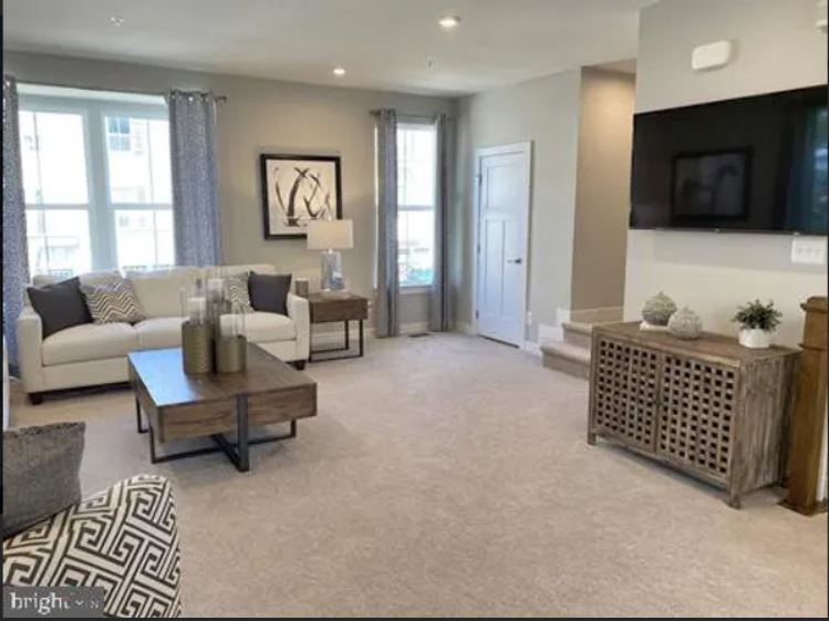 Living - 1018 Rosecroft Ln