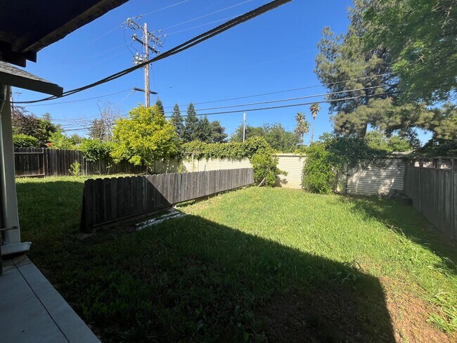 Building Photo - Large 2-Story Home Close to Downtown