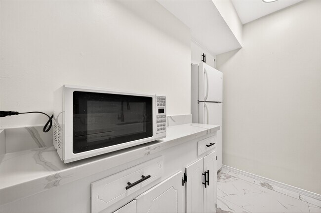 Building Photo - 2201 Fountain View Dr