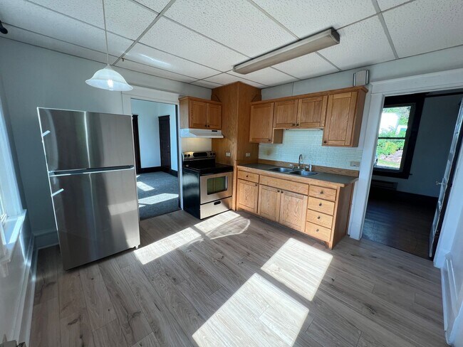 Building Photo - 2+ Bedroom Apartment - AVAILABLE AUGUST 1st!