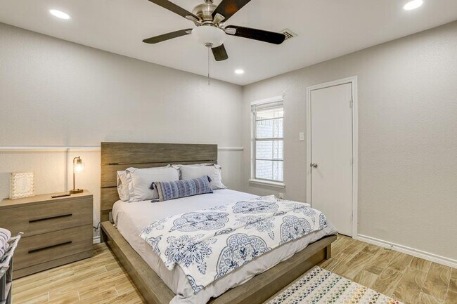 Building Photo - 8020 Botany Ln