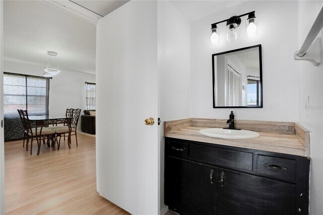 Building Photo - 2415 Bayshore Gardens Pkwy