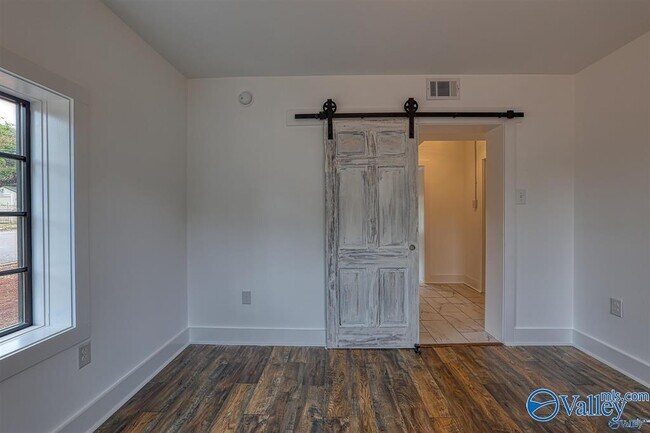 Building Photo - 1122 NE Wellman Ave