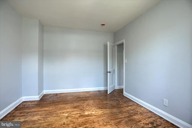 Building Photo - 1323 N Kenwood Ave
