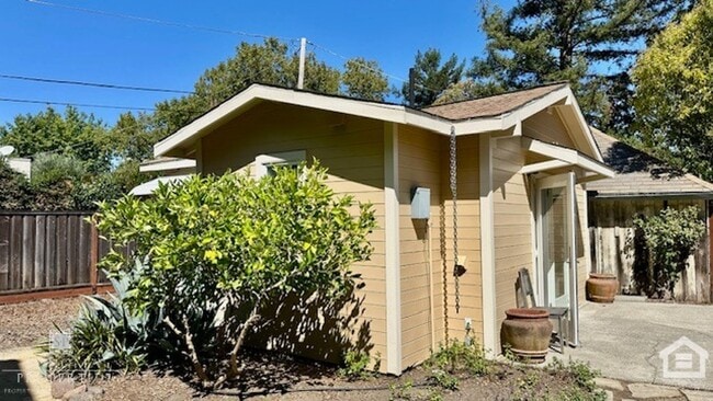 Building Photo - 1 Bedroom, 1 Bathroom Charming Craftsman i...