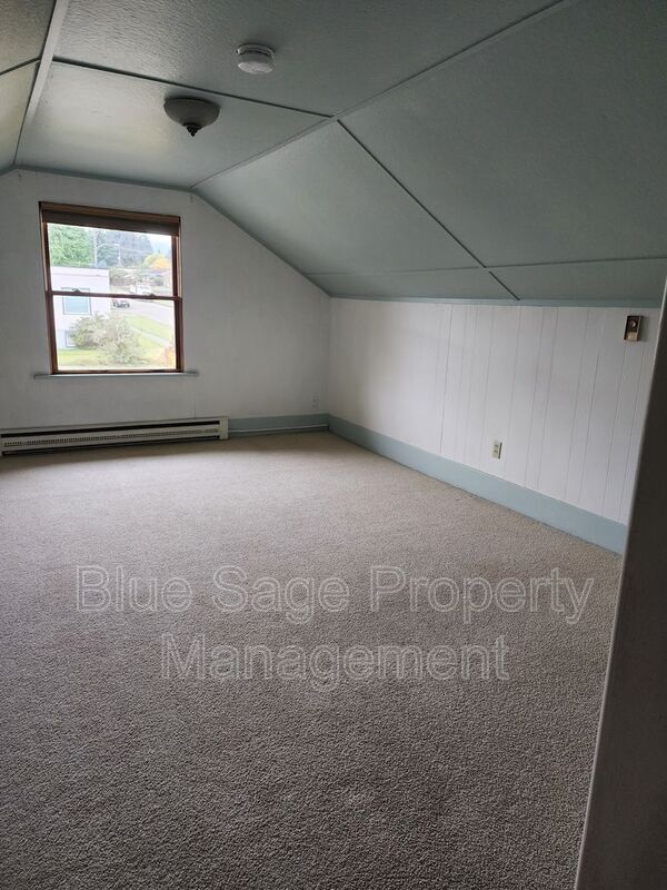 Building Photo - 137 W 13th St