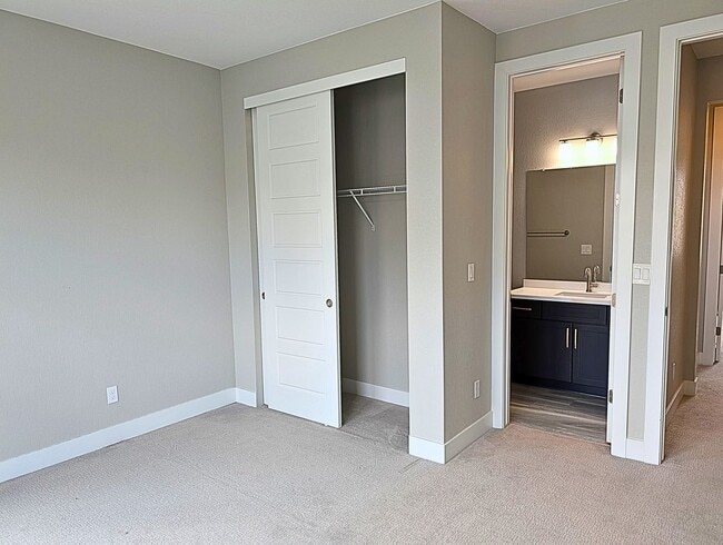Building Photo - Beautiful 2 Bed + Office + 2.5 Bath home i...