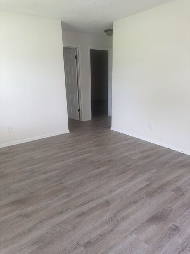 Building Photo - Remodeled 1/2 duplex on corner lot in St. Cloud