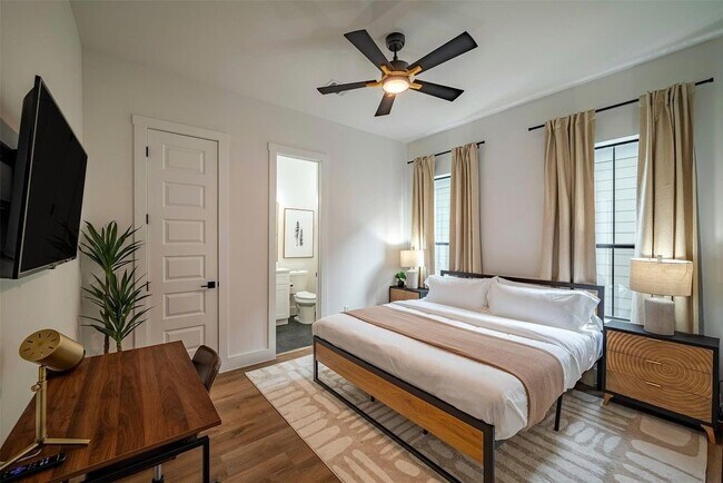 Building Photo - 1305 E 27th St