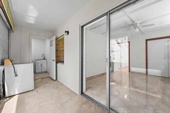 Building Photo - 551 Normandy L