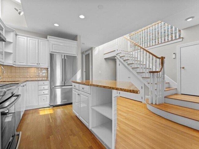 Building Photo - 458 Beacon St